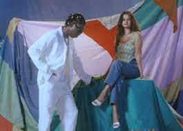 Rema e Selena Gomez exibem gingado e sensualidade no clipe de “Calm Down”; assista