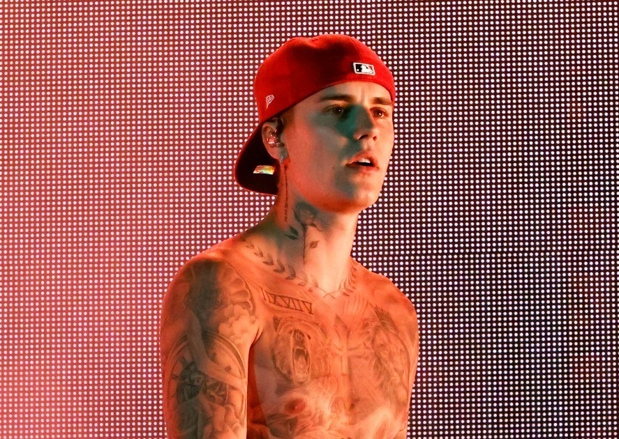 “Preciso de tempo para descansar e melhorar”, diz Justin Bieber sobre pausa em turnê mundial