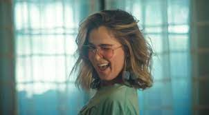 Haley Lu Richardson, a Portia de “The White Lotus”, estrela novo clipe dos Jonas Brothers