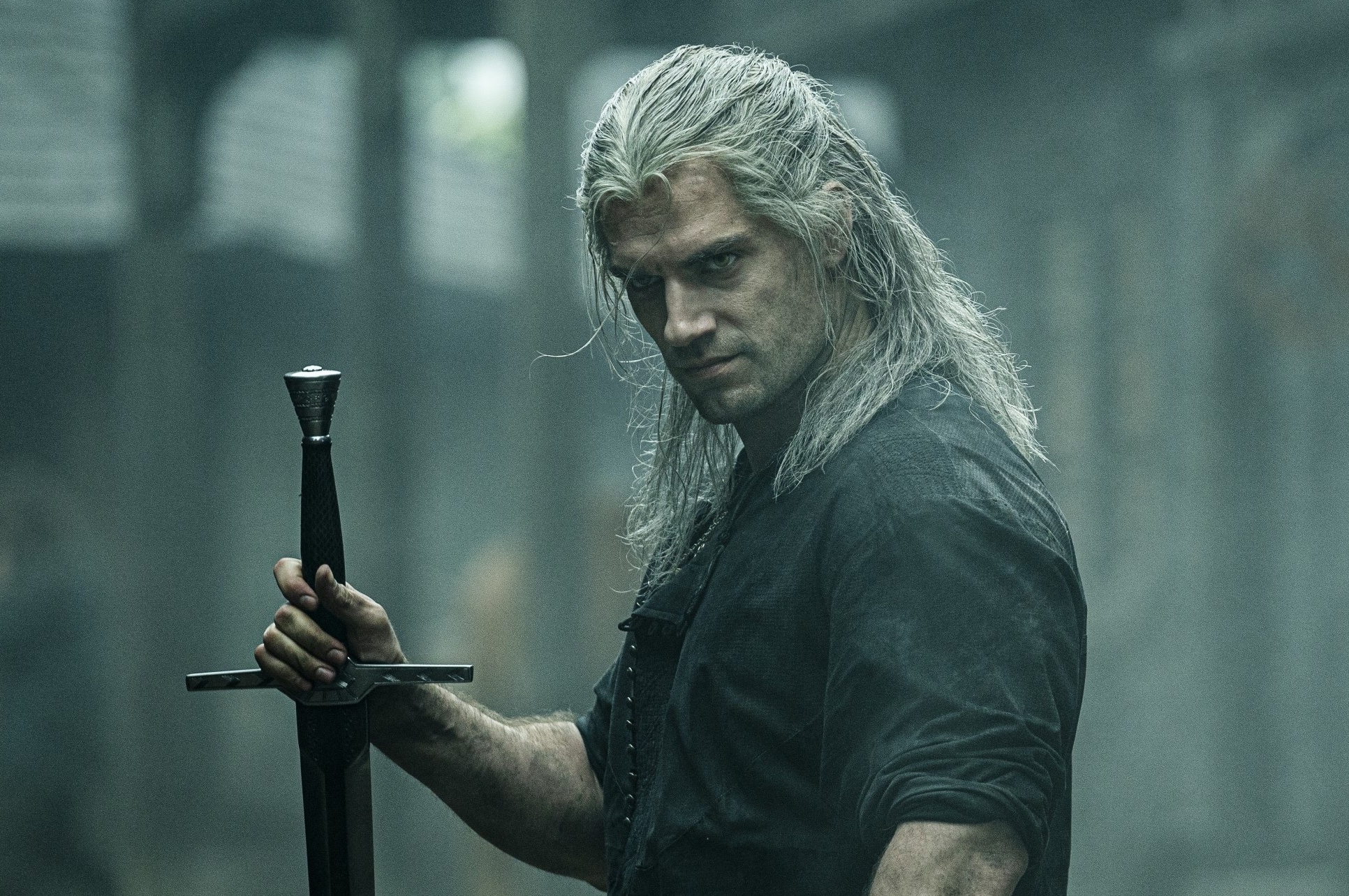 “The Witcher”: Henry Cavill anuncia saída da série e é substituído por Liam Hemsworth